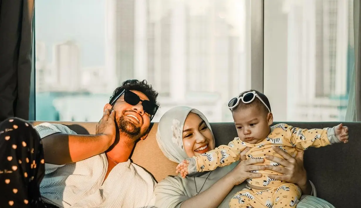 Irish Bella menceritakan perbedaan yang dirasakannya dalam Ramadan 2021 ini. Kehadiran Air Rumi saat makan sahur membuat suasana semakin ramai. (Instagram/ammarzoni)