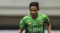 Gelandang Bhayangkara FC, Evan Dimas, mengontrol bola saat melawan Borneo FC pada laga Liga 1 Indonesia di Stadion Patriot, Bekasi, Rabu (20/9/2017). Bhayangkara menang 2-1 atas Borneo. (Bola.com/Vitalis Yogi Trisna)
