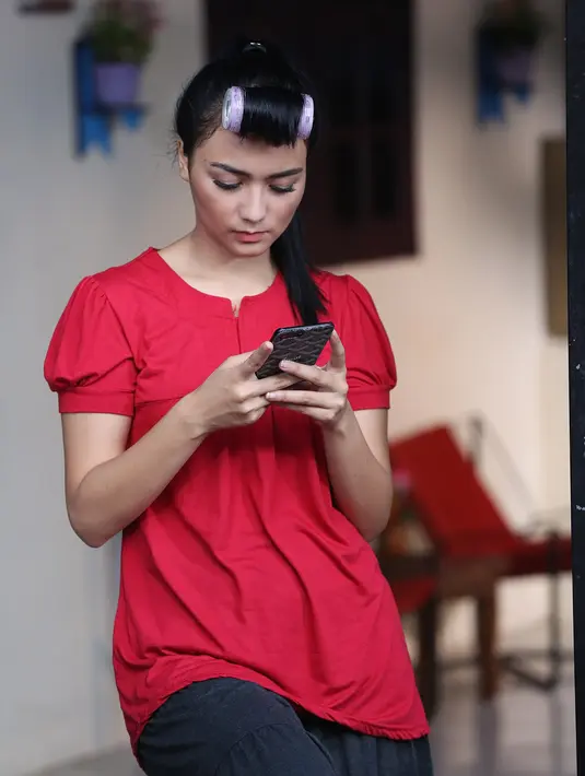 Dalam sinetron yang tayang di SCTV mulai hari ini, ia bukan menjadi penyanyi dangdut yang menonjolkan goyangan atau lekuk tubuhnya. Sebagai biduan kampung, ia tetap mematuhi norma kesopanan. (Bambang E. Ros/Bintang.com)