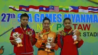 Juwita Niza Wasni (kanan) mendapatkan emas setelah pewushu Malaysia Tai Cheau Xuen (malaymail online)
