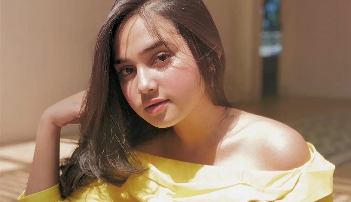 Selain piawai dalam berakting, paras cantik Syifa Hadju tak kalah mencuri perhatian. Apalagi perempuan kelahiran 13 Juli 2000 ini sering tampil tanpa makeup di berbagai kesempatan. Penampilannya tanpa riasan wajah itu dibanjiri pujian oleh warganet. (Liputan6.com/IG/syifahadjureal)