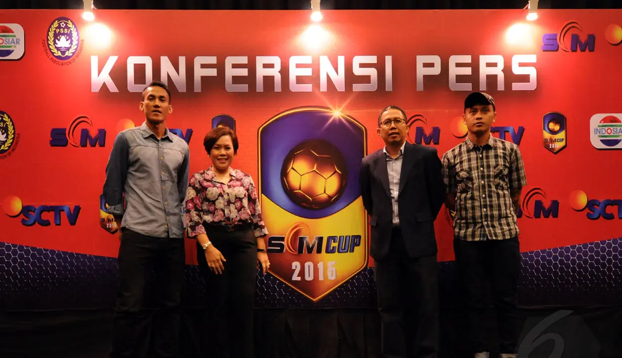 Ambrizal, Harsiwi Achmad, Joko Driyono dan Mahadirga Lasut berfoto bersama usai konferensi pers jelang turnamen pramusim Surya Citra Media (SCM) Cup 2015, Jakarta, Senin (12/1). SCM Cup akan digelar pada 17-27 Januari. (Liputan6.com/Helmi Fithriansyah)