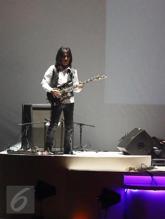 Penampilan gitaris Ian Antono dalam acara Nostalgia Sma - The 80s are back di kawasan Senayan, Jakarta, Jumat (20/1). Acara tersebut menampilkan beberapa musisi era tahun 80-an. (Liputan6.com/Herman Zakharia)