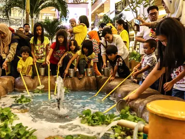 Sejumlah anak-anak asyik memancing ikan di kolam ikan Nestle Dancow di Mal Taman Anggrek, Jakarta (02/04). Kegiatan yang mengusung Nestle Dancow Excelnutri+ Explore The World mengajak anak-anak untuk menjelajah dunia. (Liputan6.com/Fery Pradolo)