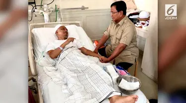 Prabowo Subianto menjenguk Arifin Ilham di RSCM. Ia pun mendoakan Arifin Ilham segera sembuh.