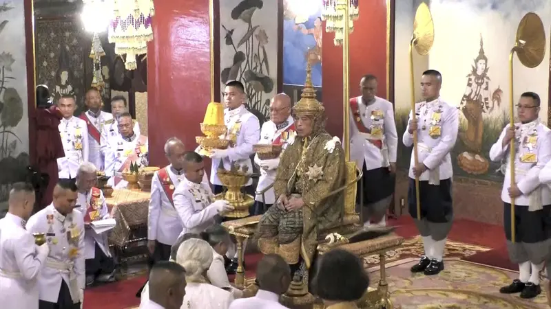 Raja Thailand Maha Vajiralongkorn usai dinobatkan pada Sabtu, 4 Mei 2019 (AP Photo)