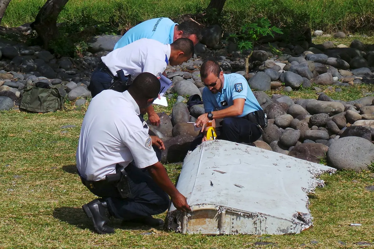Benda Diduga Puing Malaysia Airlines MH370 di La Reunion, Prancis dekat Samudera Hindia.