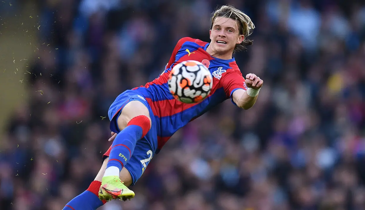 Conor Gallagher sukses menyita perhatian berkat penampilan gemilangnya bersama Crystal Palace. Remaja 21 tahun tersebut hampir tak tergantikan di lini tengah The Eagles. Sejauh ini, Gallagher telah bermain sebanyak 19 penampilan dengan koleksi 6 gol dan 4 assist. (AFP/Oli Scarff)