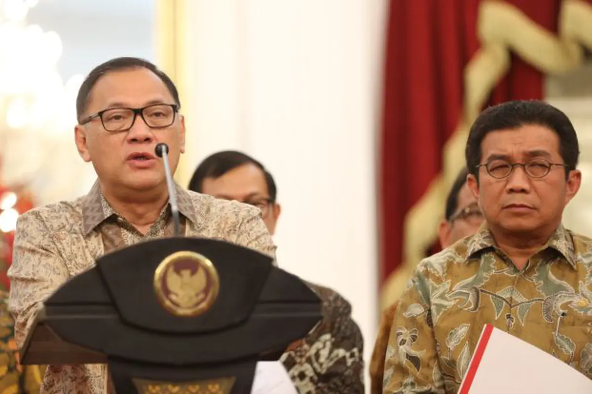 Gubernur Bank Indonesia, Agus Martowardojo menjelaskan 5 paket kebijakan di Istana Negara. 