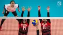 Pemain Voli Indonesia, Nandita Ayu dan Asih Titi berusaha menghalang bola pada babak penyisihan grup A voli putri Asian Games 2018 melawan Thailand di Tennis Indoor Senayan, Senin (27/8). Indonesia kalah 1-3 dari Thailand. (Bola.com/Vitalis Yogi Trisna)