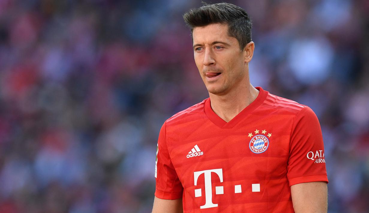 Penyerang Bayern Munchen, Robert Lewandowski dianggap lebih layak mendapatkan penghargaan Ballon d'Or 2021 daripada Lionel Messi. Alasannya, ia mampu tampil tajam musim ini dibandingkan Messi, yaitu dengan mengemas 14 gol dalam 13 laga. (AFP/Chirstof Stache)