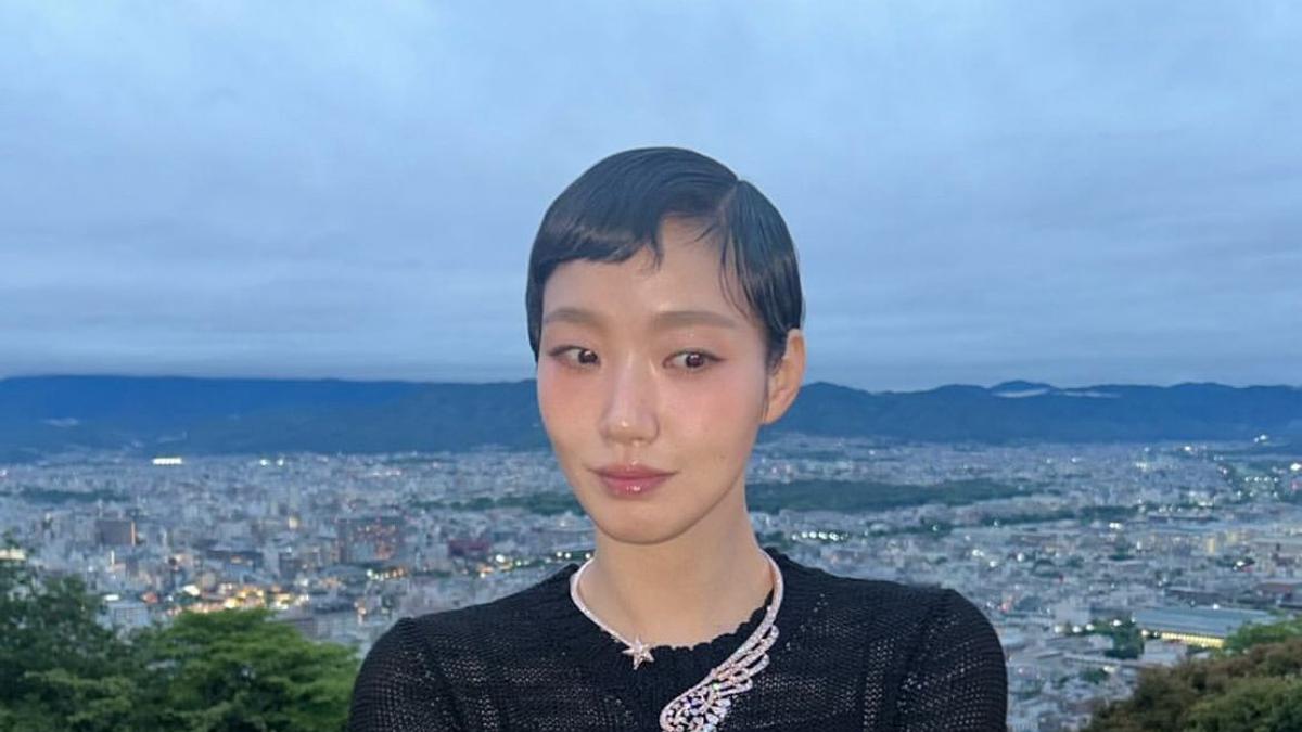 Pesona Kim Go Eun dengan Rambut Pendek Curi Perhatian Saat Sesi Pemotretan Chanel