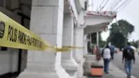 Garis Satpol PP terbentang di depan Diskotek Old City yang disegel di Tambora, Jakarta, Selasa (23/10). Satpol PP DKI menutup sementara Diskotek Old City tadi malam karena adanya penemuan pemakaian di lokasi tersebut. (Merdeka.com/Iqbal S. Nugroho)