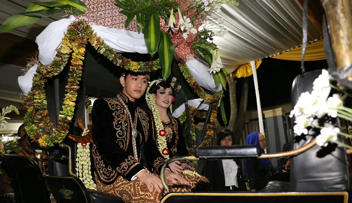 Gibran Rakabuming dan Selvi Ananda saat naik andong. (Galih W. Satria/Bintang.com)