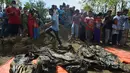 Warga melihat jenazah korban tsunami dan gempa 2004 di Kajhu, Aceh (19/12). Sekitar 30 jenazah korban tsunami Aceh dan gempa bumi ditemukan penduduk desa dekat lokasi konstruksi kompleks perumahan yang baru dibangun. (AFP Photo/Chaideer Mahyuddin)