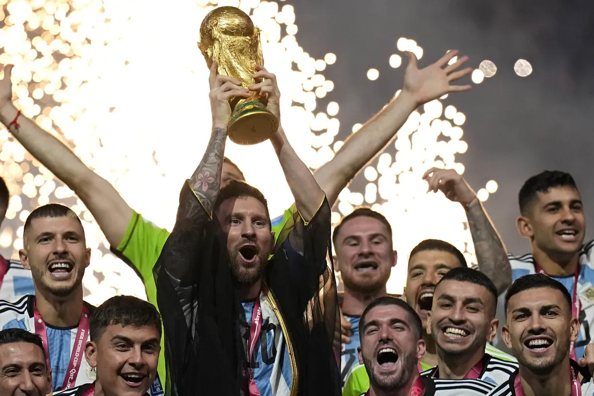 Lionel Messi mengangkat Trofi Piala Dunia 2022