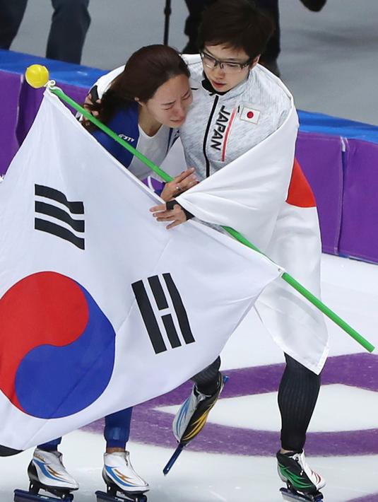 Peraih medali emas, skater Nao Jepang Kodaira memeluk dan memberikan dukungan kepada skater Korsel Lee Sang Hwa yang menangis tersedu karena hanya mendapatkan medali perak di Olimpiade Musim Dingin Pyeongchang 2018, Minggu (18/2). (AP/Eugene Hoshiko)