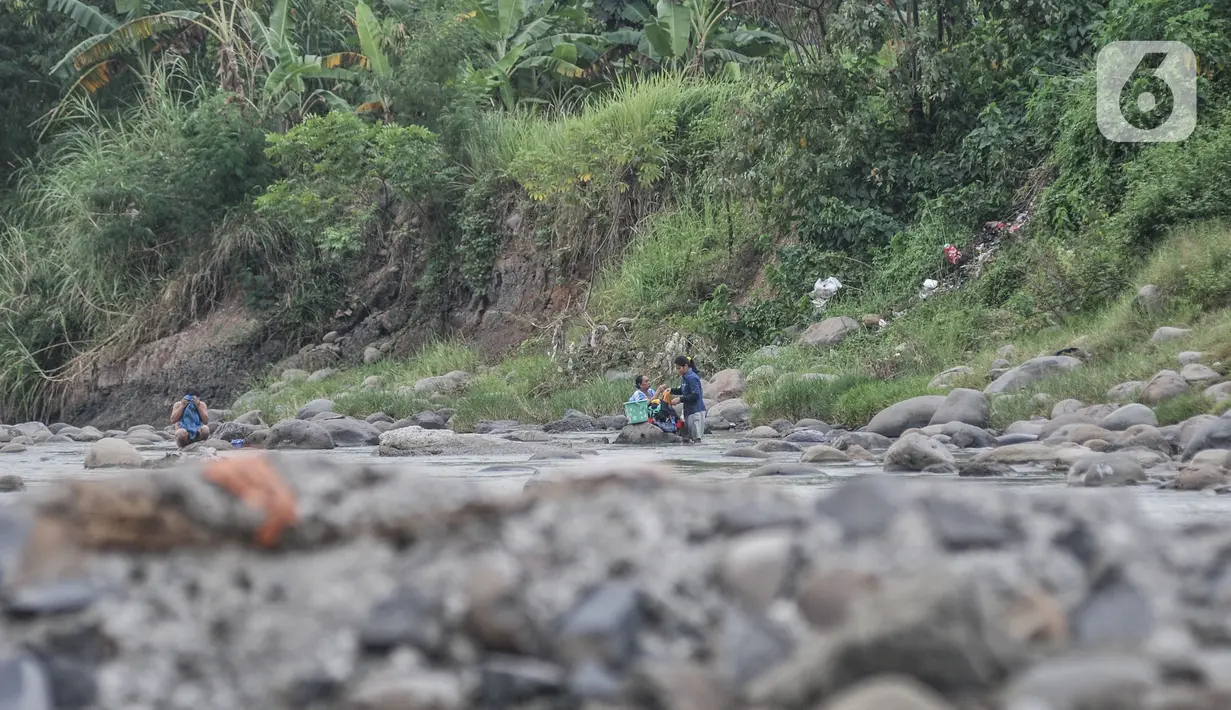 Warga mencuci pakaian di Sungai Cipamingkis, Jonggol, Kabupaten Bogor, Jawa Barat, Rabu (16/6/2021). Aliran Sungai Cipamingkis masih menjadi andalan warga setempat untuk kebutuhan mandi, cuci, dan kakus (MCK) lantaran ketersediaan air tanah yang terbatas. (merdeka.com/Iqbal S. Nugroho)