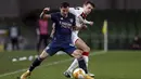 Bek Arsenal, Cedric Soares berebut bola dengan penyerang Dundalk, Jamie Wynne dalam pertandingan Grup B Liga Europa 2020/2021 di Stadion Aviva, Jumat (11/12/2020) dini hari WIB. Arsenal menang 4-2 saat bertandang di markas wakil Irlandia, Dundalk. (Brian Lawless/PA via AP)