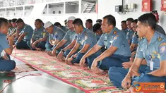 Citizen6, Tanjung Priok: KRI Banda Aceh-593 mengadakan kegiatan ceramah keagamaan yang dilaksanakan dalam rangka meningkatkan keimanan dan ketaqwaan prajuri di geladak Helly, Dermaga Kolinlamil, Tanjung Priok, Jakarta, Rabu (1/8). (Pengirim: Dispenkolinla