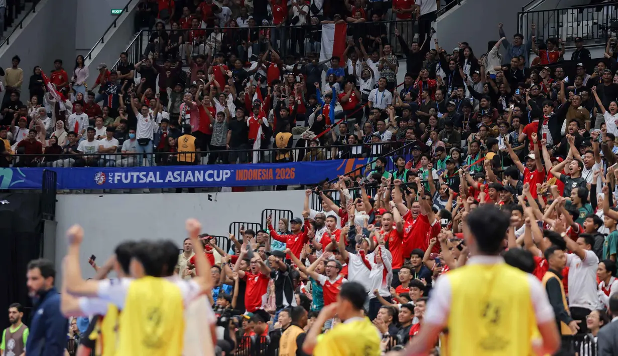 Adu penalti pun menjadi penentu. Tampak dala foto, pendukung Timnas Futsal Indonesia saat memberikan dukungan kepada Garuda Asia saat melawan Iran pada final Piala Asia Futsal 2026 di Indonesia Arena, Kompleks Gelora Bung Karno, Senayan, Jakarta, Sabtu (7/2/2026). (Bola.com/Bagaskara Lazuardi)