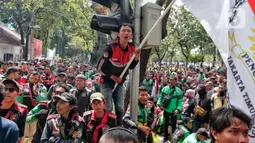 Ratusan pengemudi ojek online melakukan aksi di depan Balai Kota Jakarta, Rabu (8/2/2023). Dalam aksinya, mereka menolak penerapan jalan berbayar atau electronic road pricing (ERP) diterapkan di Jakarta. (Liputan6.com/Angga Yuniar)