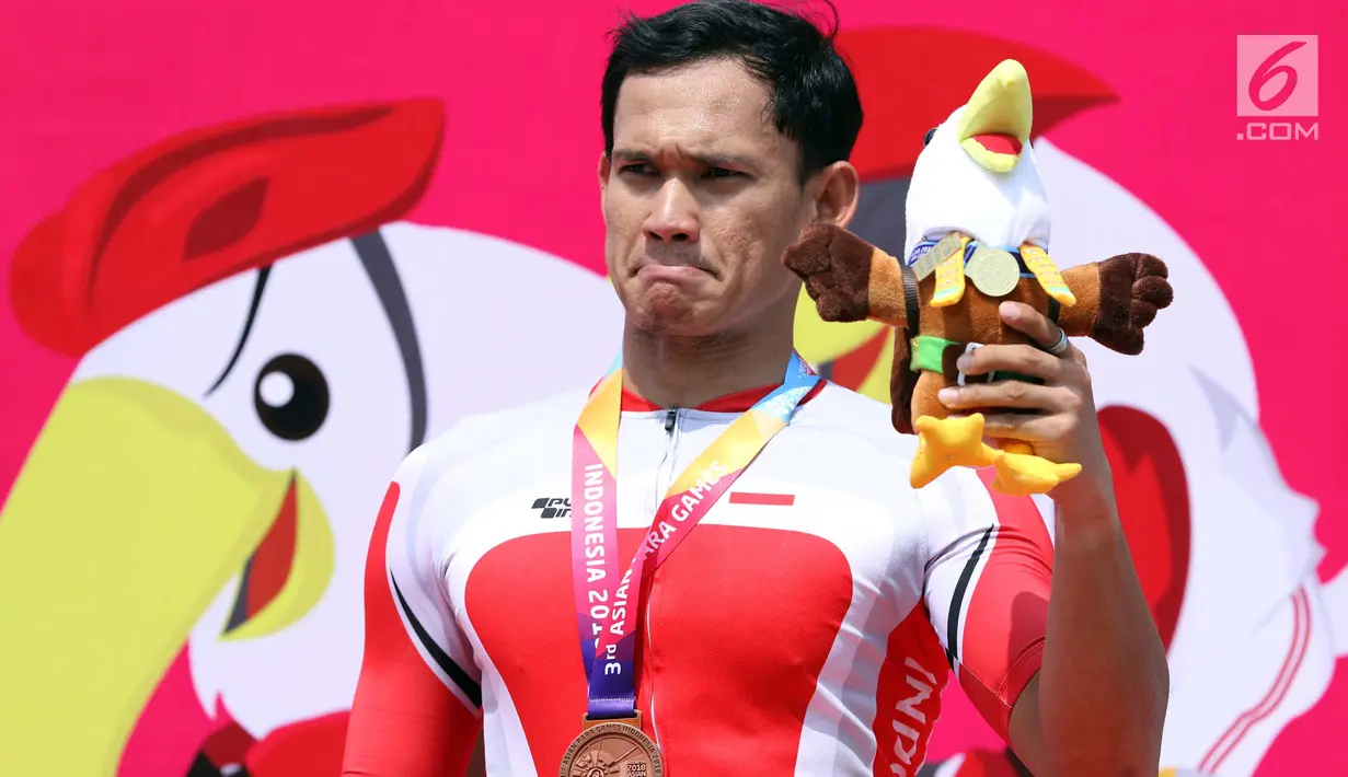 Atlet ParaCycling, Martin Losu saat prosesi pengalungan medali nomor Mens C5 Road RaceAsian Para Games 2018 di Sirkuit Sentul Bogor, Selasa (9/10). Martin Losu meraih perunggu dengan waktu 2 jam 18.58 menit. (Liputan6.com/Helmi Fithriansyah)