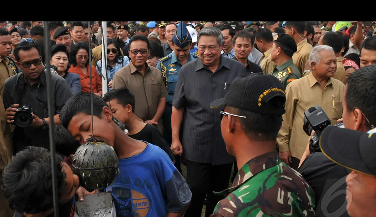 Sby terlihat sumringah melihat para bocah yang asyik mengikuti lomba gigit koin saat ikut  pesta rakyat di kawasan IPSC, Bogor, Selasa (18/8/2014) (Liputan6.com/Johan Tallo)