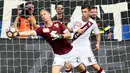  Joe Hart (kiri) menghalau bola dari gawangnya saat melawan Atalanta pada lanjutan liga Italia Serie A di Atleti Azzurri d'Italia stadium,  Bergamo, Italy (12/9/2016) dini hari WIB.. Atalanta menang 2-1. (EPA/Paolo Magni)