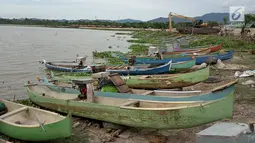 Sejumlah perahu bersandar di Danau Limboto, Gorontalo (20/12). Danau Limboto Gorontalo kian mengering akibat revitalisasi berhenti dan mengalami pendangkalan yang begitu luar biasa. (Liputan6.com/Arfandi Ibrahim)