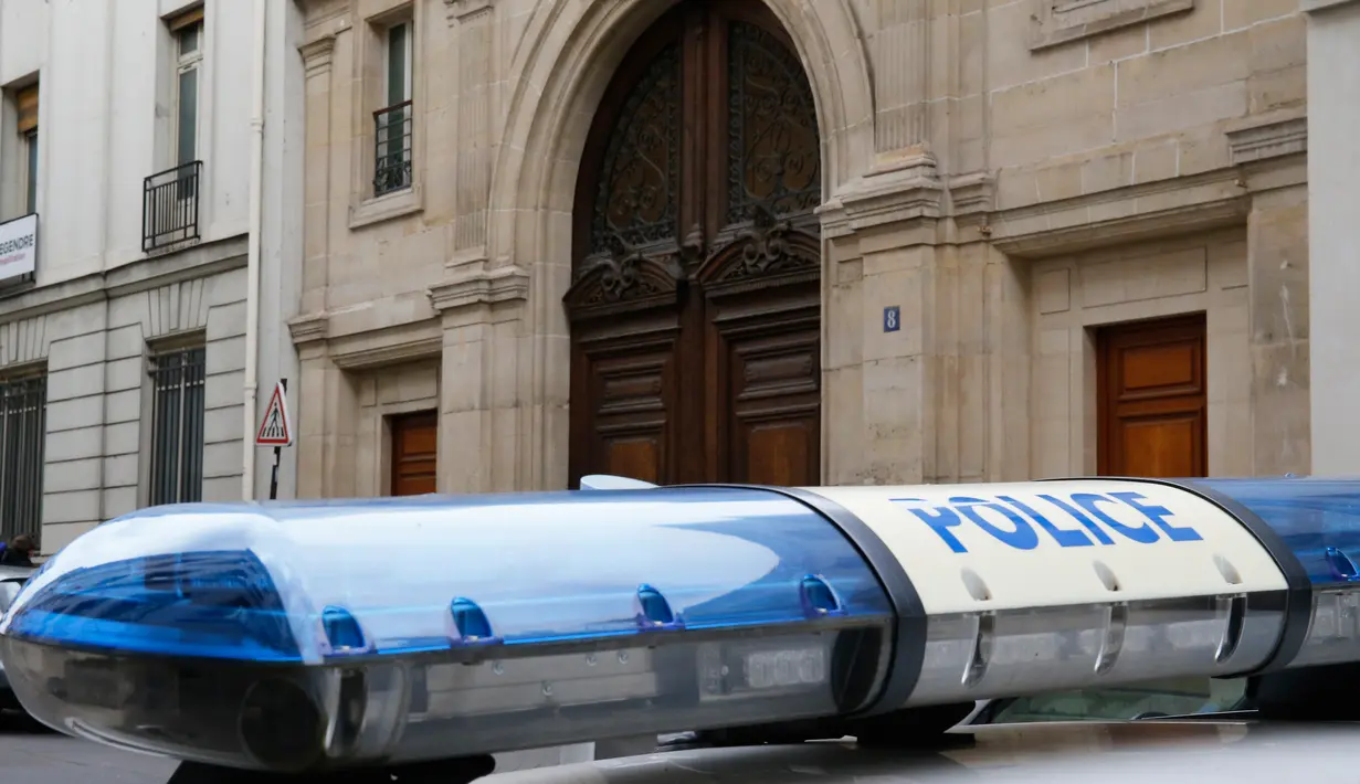 Mobil polisi terperkir di luar kantor Google di Paris, Prancis, Selasa (24/5). Sedikitnya 100 penyidik dari lembaga keuangan Prancis menggerebek markas Google terkait dugaan kasus penipuan serta pencucian uang terorganisir. (MATTHIEU ALEXANDRE/AFP)