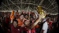 Suporter Persija Jakarta mengangkat replika piala saat merayakan gelar juara Liga 1 di SUGBK, Jakarta, Minggu (09/12). Persija menang 2-1 atas Mitra Kukar. (Bola.com/M Iqbal Ichsan)