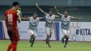 Para pemain Martapura FC merayakan gol yang dicetak Qischil Gandrum Minny ke gawang Martapura FC pada laga 8 besar Liga 2 Indonesia di Stadion Patriot, Bekasi, Kamis (9/11/2017). Persis kalah 0-1 dari Martapura FC. (Bola.com/M Iqbal Ichsan)