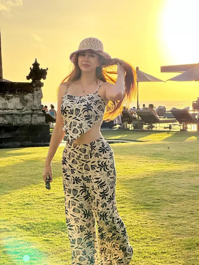 8 OOTD ke Pantai ala Aura Kasih, Stylish Pakai Bikini hingga Dress