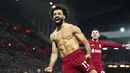 Penyerang Liverpool, Mohamed Salah berselebrasi setelah mencetak gol ke gawang Manchester United pada pertandingan lanjutan Liga Inggris di stadion Anfield, Inggris, Minggu (5/3/2023). Di pertandingan ini Salah mencetak dua gol dan mengantar Liverpool menang telak atas Manchester United dengan skor telak 7-0. (Peter Byrne/PA via AP)