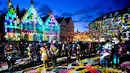 Gedung Balai kota dan alun-alun Roemer diterangi selama festival cahaya "Luminale" di Frankfurt, Jerman, (20/3). (AP Photo / Michael Probst)