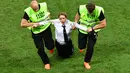 Seorang wanita yang tergabung dalam kelompok aktivis Pussy Riot diamankan usai menyusup saat laga final Piala Dunia 2018 antara Prancis vs Kroasia sedang berlangsung di Luzhniki Stadium, Rusia. ( AFP/Mladen Antonov )