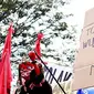 Seorang demonstran memainkan golek pada aksi penolakan sistem kerja kontrak dan outsourcing, dalam rangka Hari Buruh Internasional, di depan Kantor Gubernur Jabar, jalan Diponegoro, Kota Bandung, Minggu (1/5). (Aries Rachmandy)  