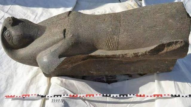 Patung besar Raja Horus dari zaman Mesir kuno ditemukan di tepi barat Provinsi Luxor. (Kementerian Kepurbakalaan Mesir)