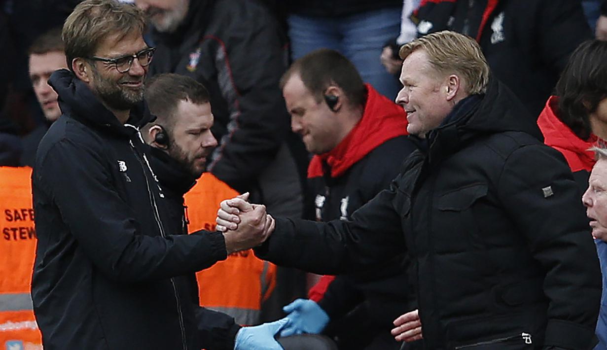Pelatih Liverpool, Jurgen Klopp (kiri) mengucapkan selamat kepada pelatih Southampton, Ronald Koeman usai laga Liverpoool vs Southampton di Stadion St Mary, Southampton, Minggu (20/3/2016) WIB. (AFP/Adrian Dennis)