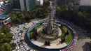 Sopir taksi memblokir bundaran monumen Angel of Independence di Jalan Paseo de la Reforma, Mexico City, Meksiko, Senin (12/10/2020). Para sopir taksi menuntut kondisi yang sama dengan layanan transportasi online, seperti peraturan dan biaya pemerintah. (AP Photo/Fernando Llano)