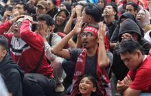 FOTO: Ragam Ekspresi Suporter Saksikan Timnas Indonesia Dilibas Australia 1-5 saat Nobar di GBK