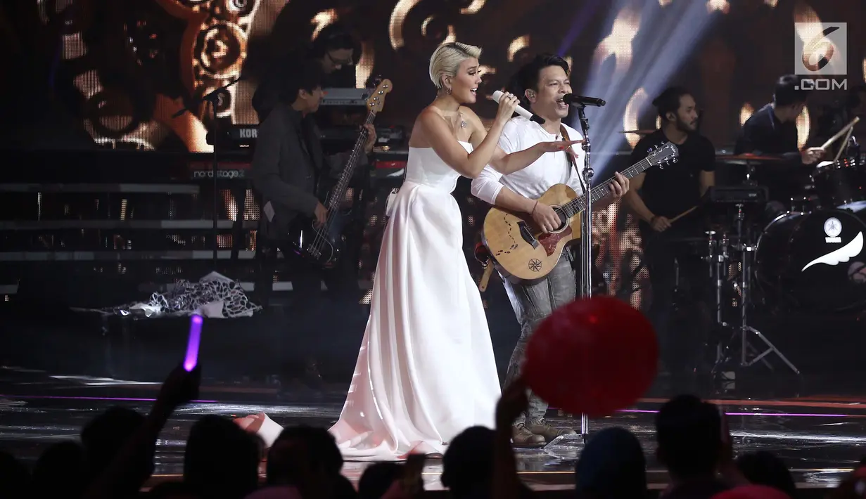 Aksi panggung Agnez Mo dan grup musik NOAH pada malam puncak HUT ke 27 SCTV di Hall D, Jiexpo Kemayoran, Jakarta, Kamis (24/8). Mereka membawakan lagu berjudul "Khayalan Tingkat Tinggi". (Liputan6.com/Herman Zakharia)