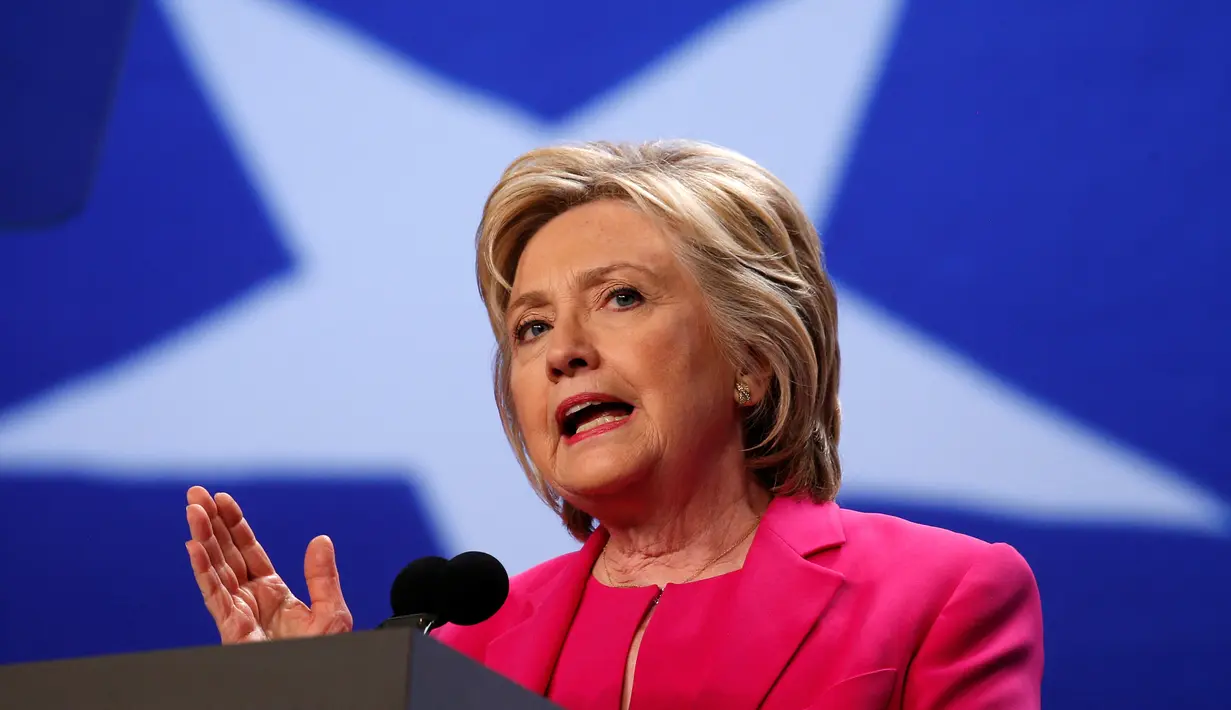Hillary Clinton menjadi perempuan pertama yang memenangi konvensi partai, untuk resmi dinyatakan sebagai Calon Presiden Amerika Serikat pada Konvensi Partai Demokrat, Selasa (26/7) malam di Philadelphia. (REUTERS/Kevin Lamarque/ File Photo)