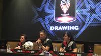 Ketua OC Piala Presiden 2019, Iwan Budianto (tengah), diapit Wakil Ketua OC Piala Presiden 2019, Harsiwi Achmad (kiri), dan Sekjen PSSI, Ratu Tisha Destria. (Bola.com/Benediktus Gerendo Pradigdo)