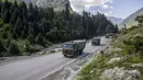 Konvoi tentara India bergerak di Jalan Raya Srinagar-Ladakh, Gagangeer, Srinagar, Kashmir, India, Rabu (9/9/2020). India dan China terlibat dalam kebuntuan yang menegangkan di wilayah gurun dingin Ladakh sejak Mei lalu. (AP Photo/Dar Yasin)