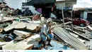 Gelombang tsunami menerpa sejumlah pesisir negara Asia Tenggara seperti Indonesia, Malaysia, Thailand dan Myanmar serta di beberapa negara Asia Selatan, termasuk Sri Lanka, Maldives, dan India. (Foto oleh: Chaideer MAHYUDDIN and Jewel SAMAD/AFP)