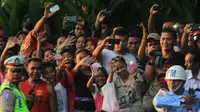 Sorak Sorai Warga Bali Sambut Lambaian Tangan Raja Salman