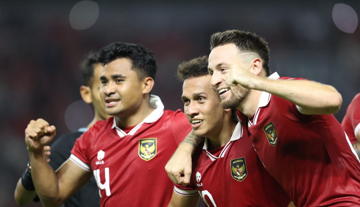 Marc Klok (kanan) dan Asnawi Mangkualam (kiri) ikut merayakan gol kedua Timnas Indonesia yang dicetak oleh Egy Maulana Vikri (tengah) dalam pertandingan FIFA Matchday melawan Turkmenistan di Stadion Gelora Bung Tomo (GBT), Surabaya, Jumat (8/9/2023). (Dok. PSSI)