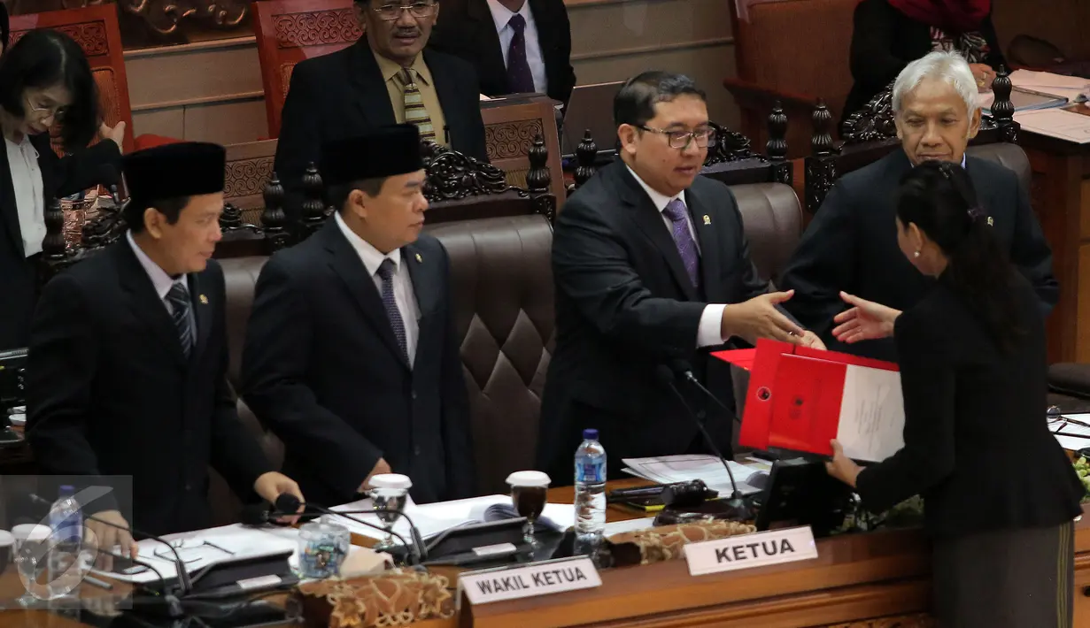 Ketua DPR Ade Komarudin (tengah), Wakil Ketua DPR Taufik Kurniawan, Fadli Zon dan Agus Hermanto berfoto bersama Komisioner KPI terpilih saat Rapat Paripurna ke-33 Masa Persidangan V tahun 2015-2016 di Jakarta, (20/7). (Liputan6.com/Johan Tallo)
